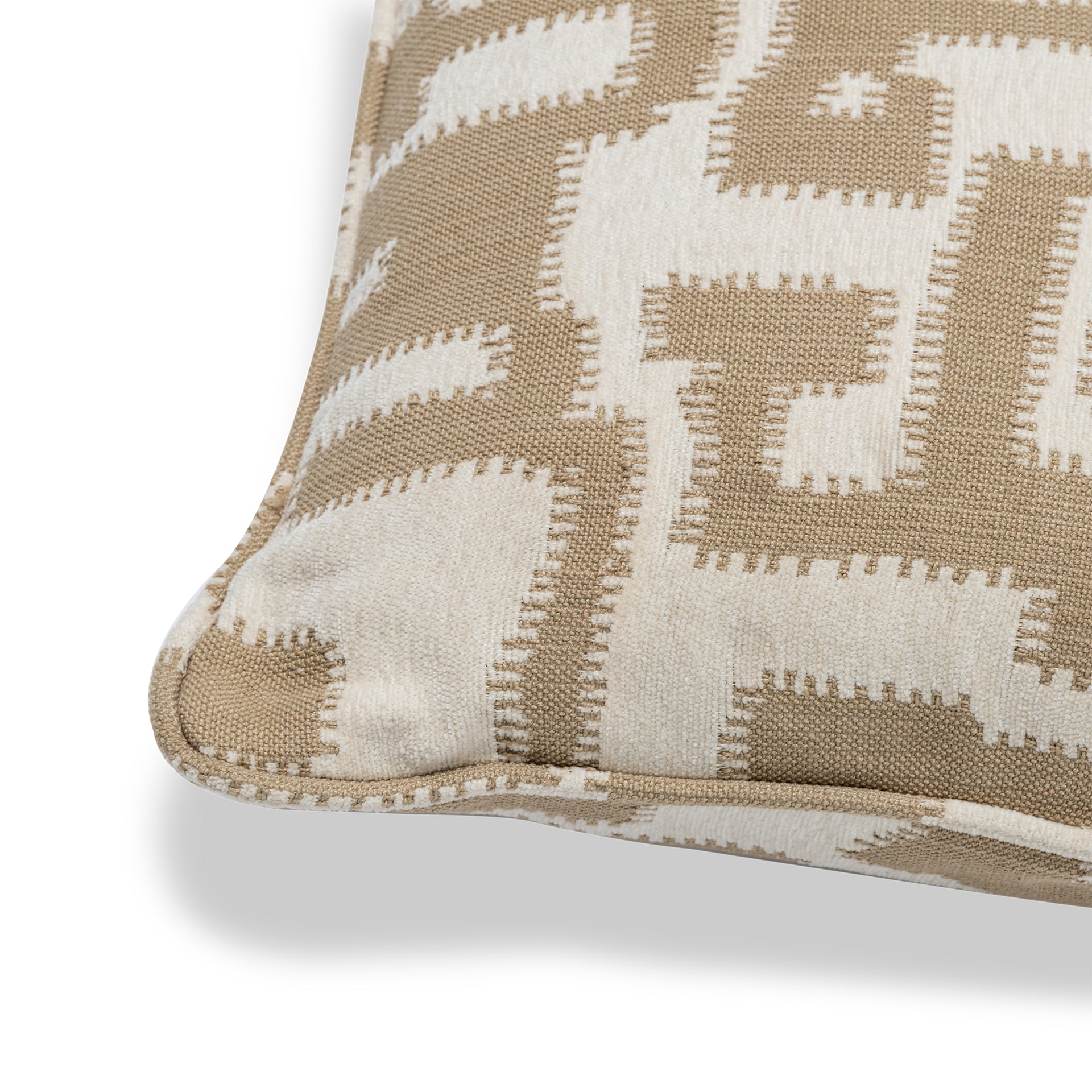 MAZE BEIGE THROW
PILLOW