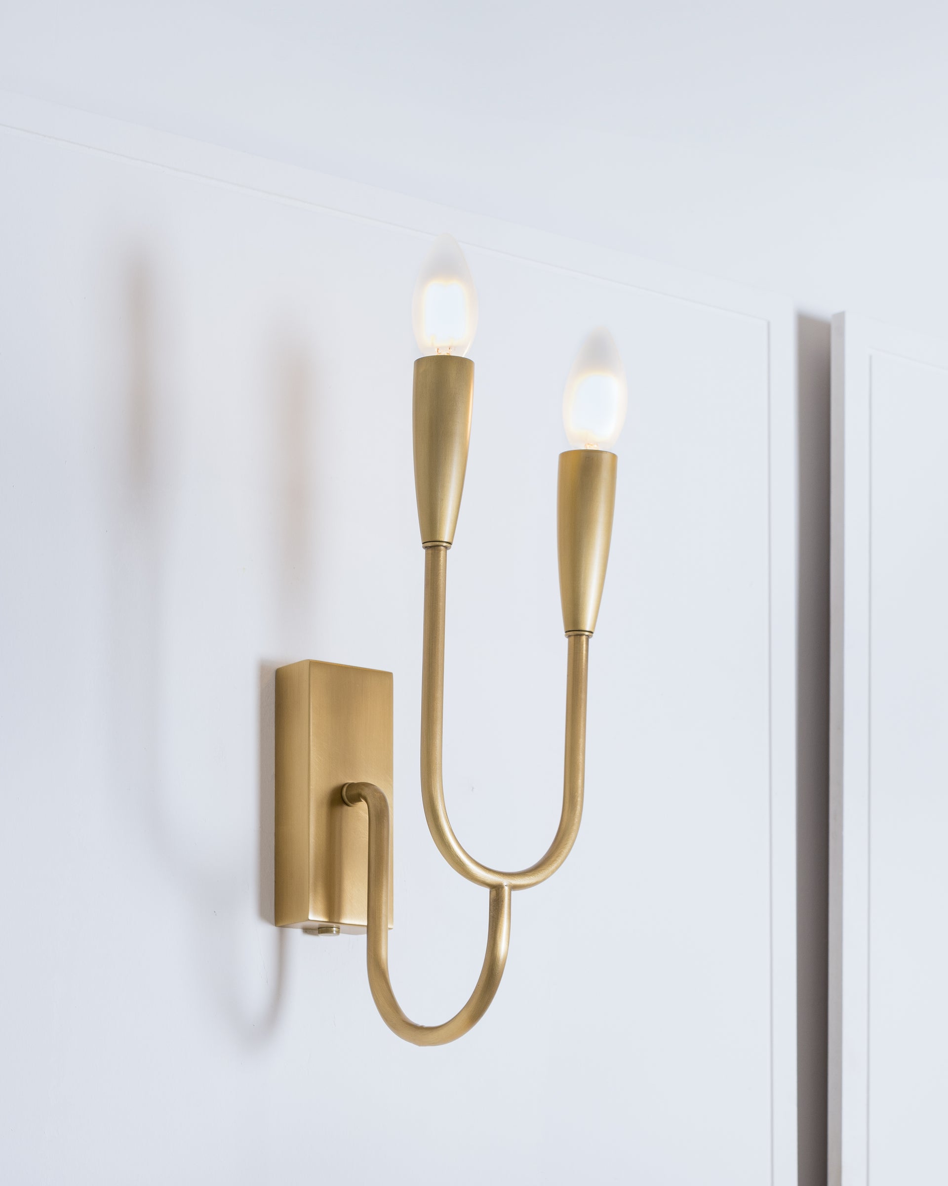 OSCAR ANTIQUE BRASS WALL LAMP